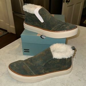 New Toms Paxton in Deep Forest Camo Printed Suede with Faux Fur size 7.5